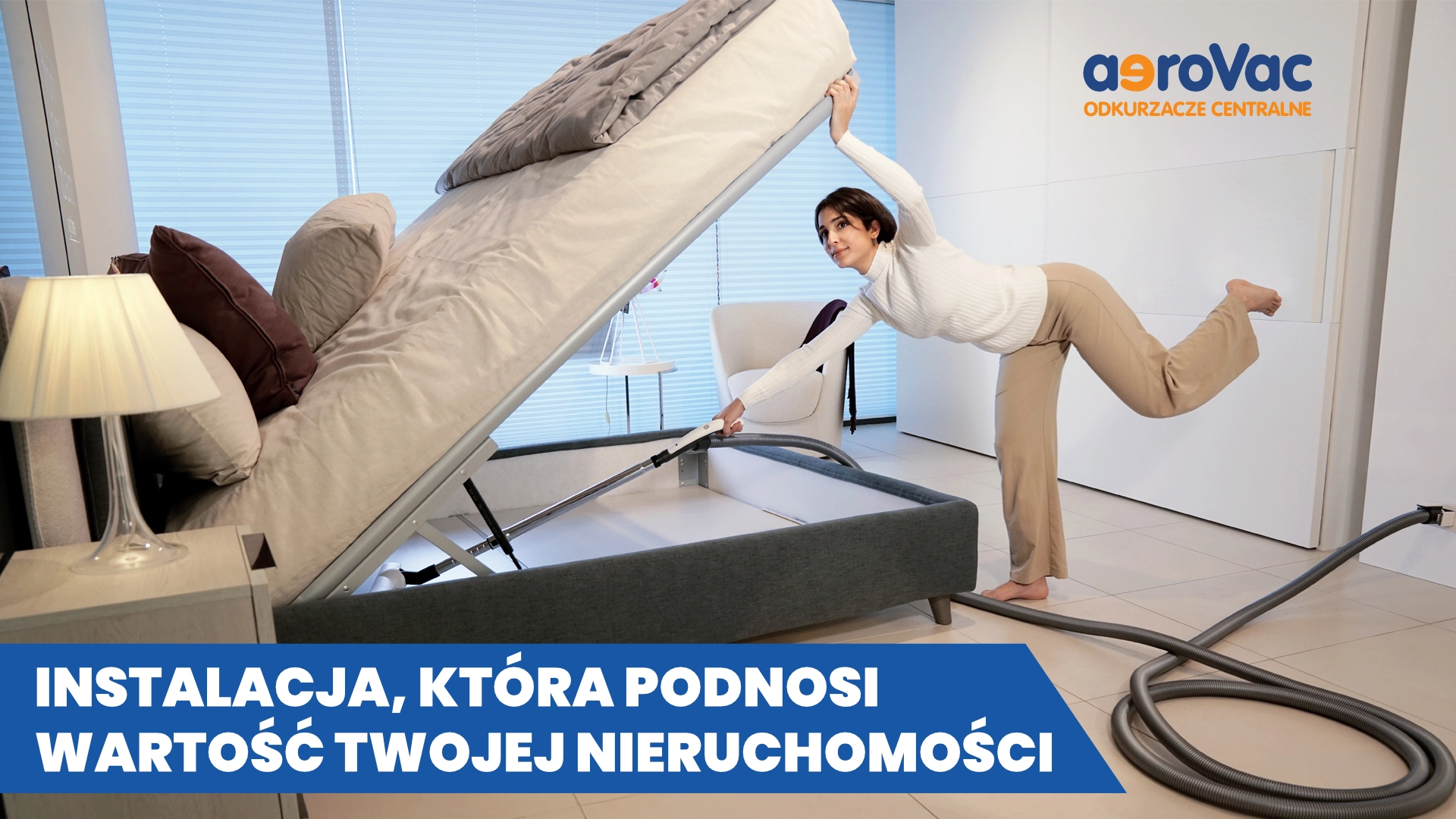 Kobieta odkurzająca pod łóżkiem wężem odkurzacza centralnego aeroVac - instalacja, która podnosi wartość nieruchomości